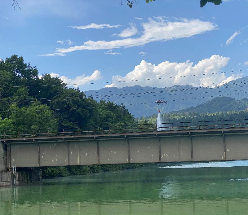 Waldbrand Drauschleife in Villach, Hubschrauber im Einsatz (Bild 5)